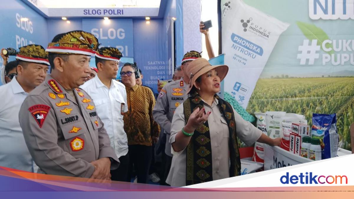 National Police Chief and Coordinating Minister for Food Hold Garlic Harvest in Sembalun