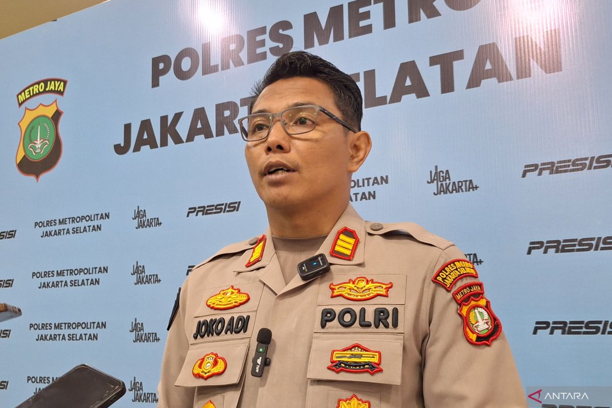 Police arrest naked student who was drunk and assaulted motorists