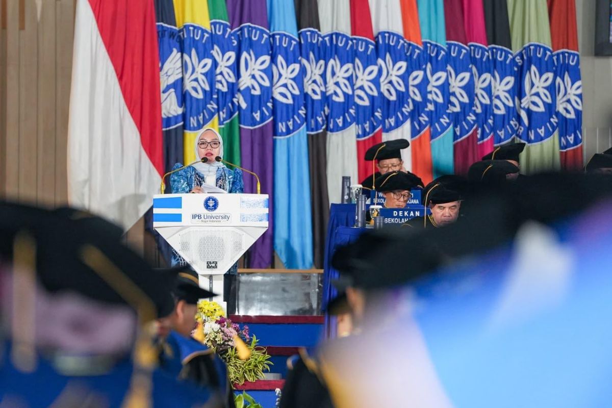 Before IPB graduates, Deputy Cooperatives Minister invites young generation to look at cooperatives