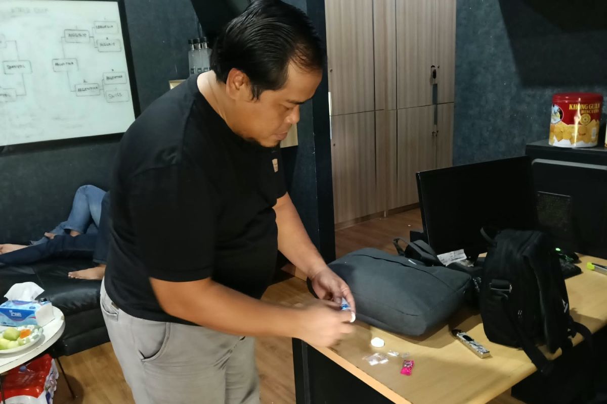 Candy wrappers used as cover by repeat offender to distribute methamphetamine in Serang