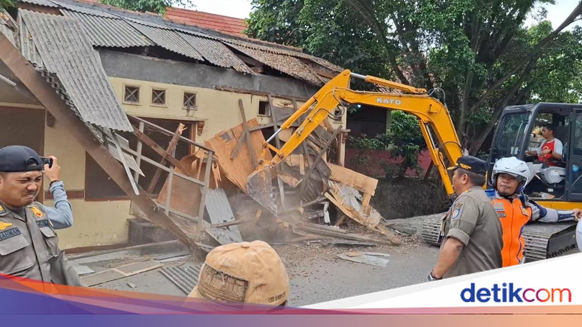 Satpol PP Demolishes 120 Illegal Structures in Pasir Putih, Depok