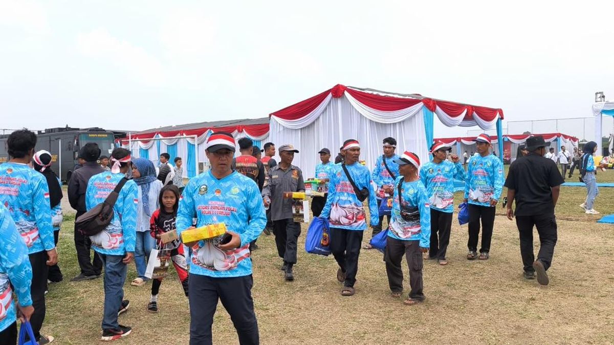 Deputy National Police Chief Distributes 1,000 Social Assistance Packages to Cianjur Garlic Farmers' Group