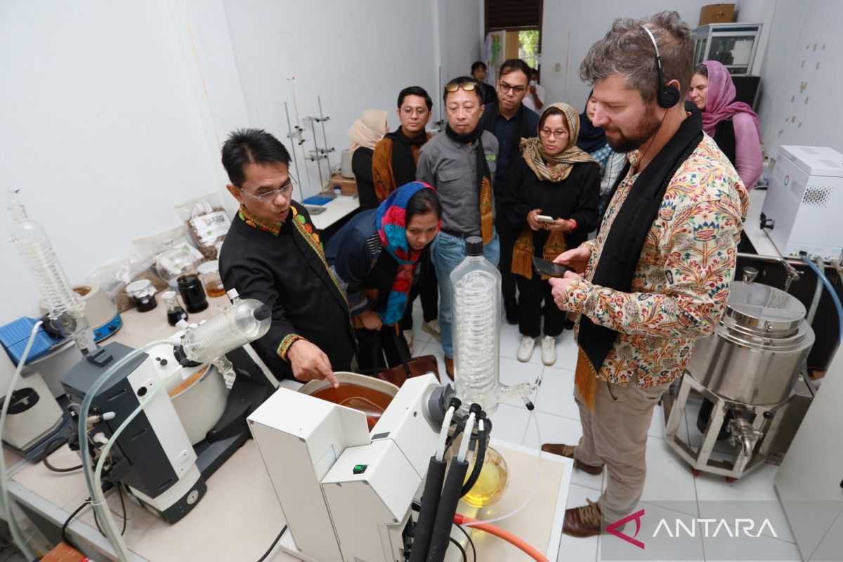 Indonesia targets higher value from patchouli oil exports