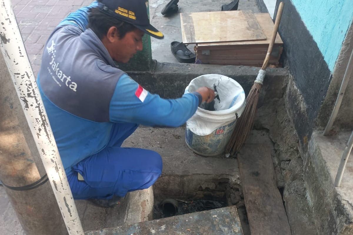Seribu Islands SDA Unit Cleans Manhole Access Points in Pulau Harapan