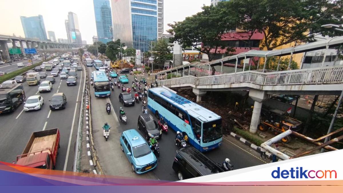 Transjakarta Lane Separators Temporarily Shifted on Jalan Gatot Subroto Due to Road and Pavement Revitalisation
