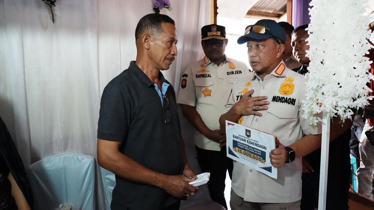 Tito Distributes Condolence Payments to Heirs of NTT Earthquake Victims