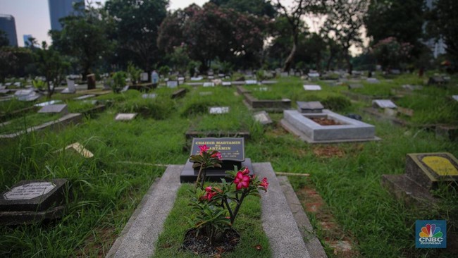 Viral Father-Daughter Sleeping in Grave to Teach About Death
