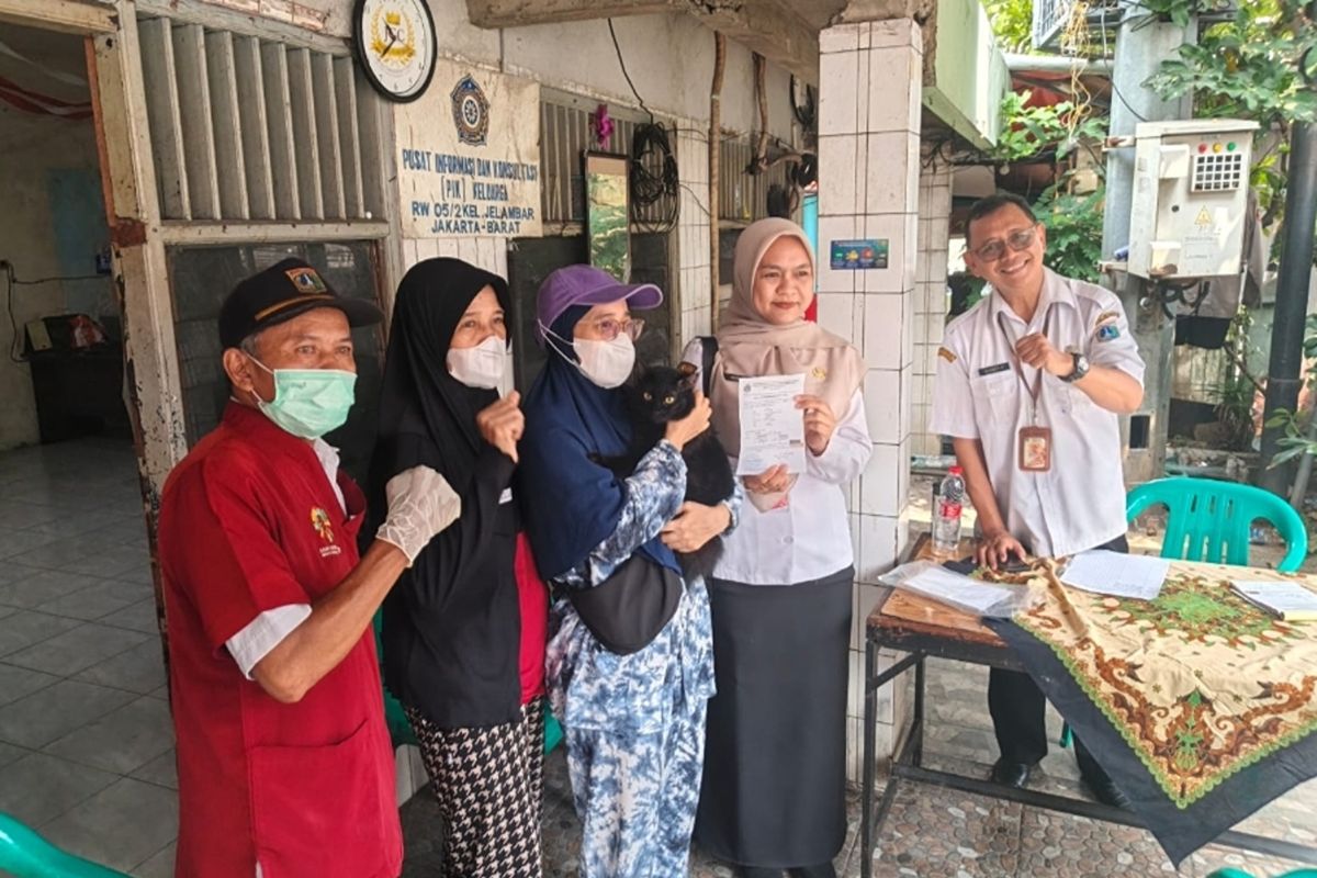 West Jakarta KPKP vaccinates dozens of rabies-carrying animals in Jelambar