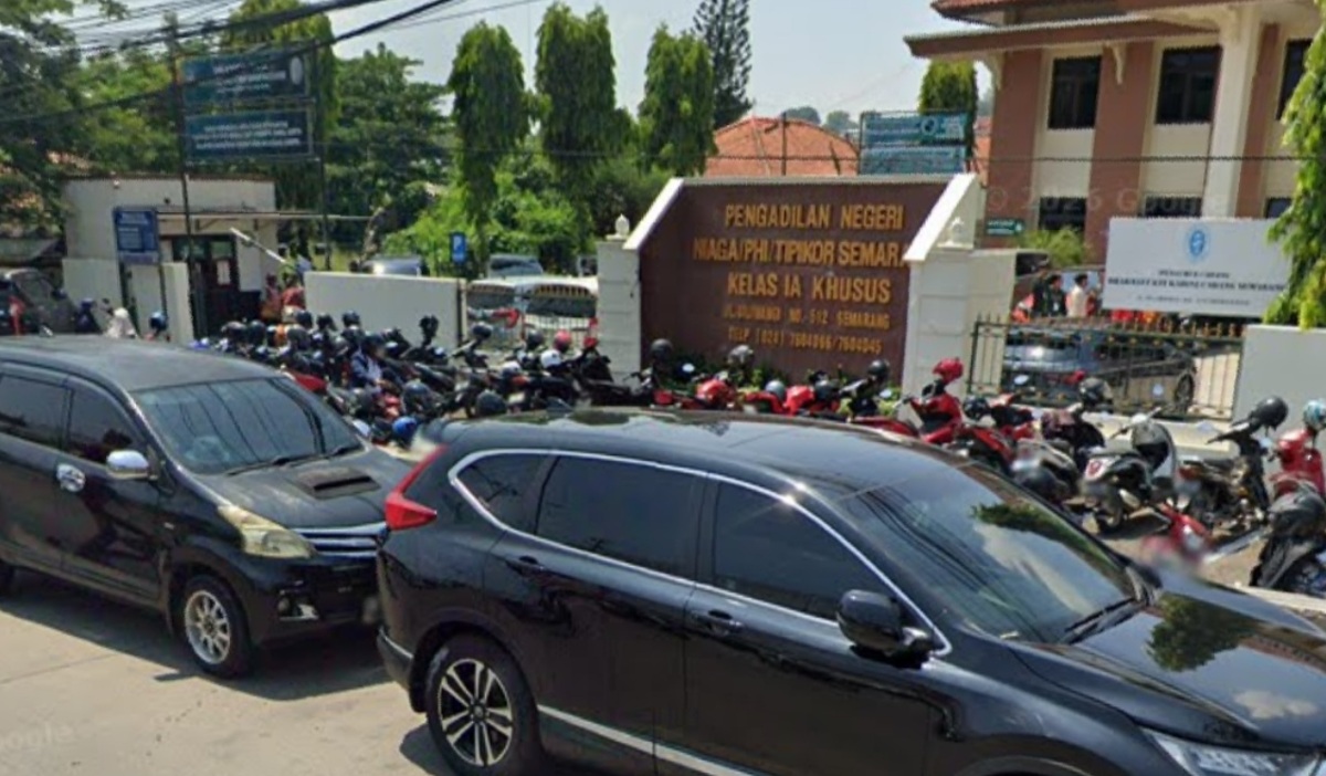 Two Women Arrested for Smuggling Methamphetamine into Semarang District Court Using Handshake Ploy