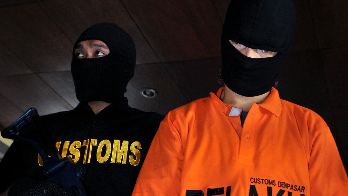 2 Tonnes of Methamphetamine and 157 Bales of Illegal Cigarettes Smuggled by Foreign Vessel in Riau Islands