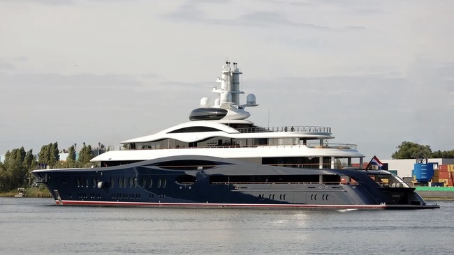 The Rich Splash Out on Jets and Yachts While Ordinary People Face Layoffs and Rising Electricity Bills
