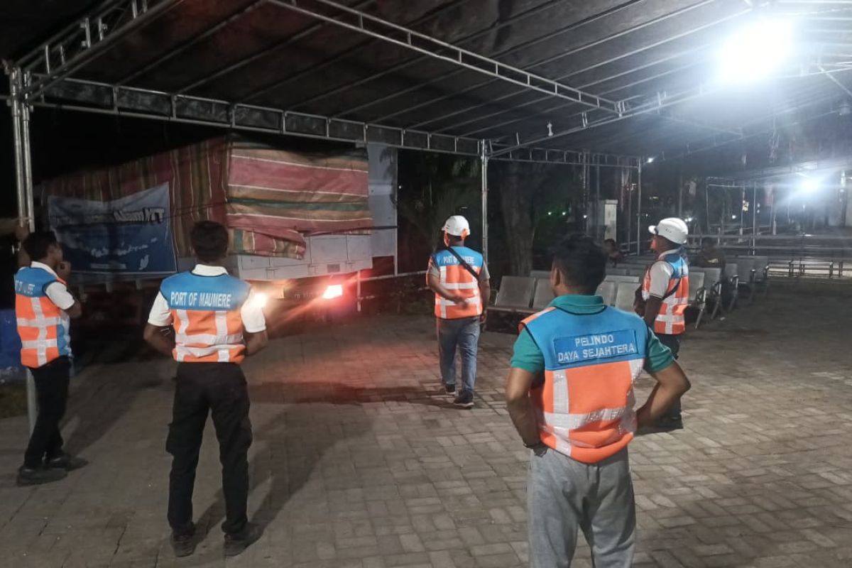 Pelindo distributes humanitarian aid to earthquake victims in NTT