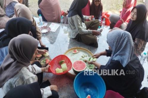 UMMADA Cirebon Empowers PKK Women to Develop Watermelon Rind Sweets