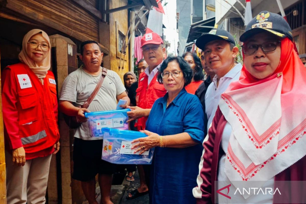 East Jakarta PMI distributes aid to Matraman fire survivors