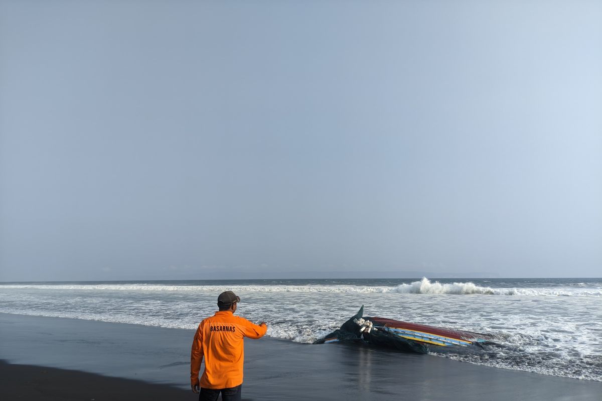SAR Jember continues search for three missing fishermen off Paseban Beach