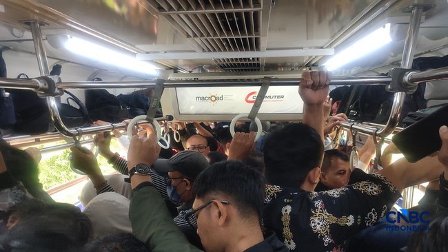 Crowded and Trapped in KRL Carriages During Rush Hour Disruption