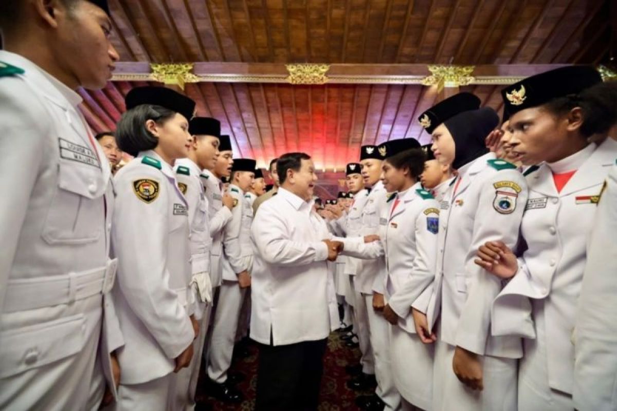 Prabowo thanks flag-raising team for Independence Day service