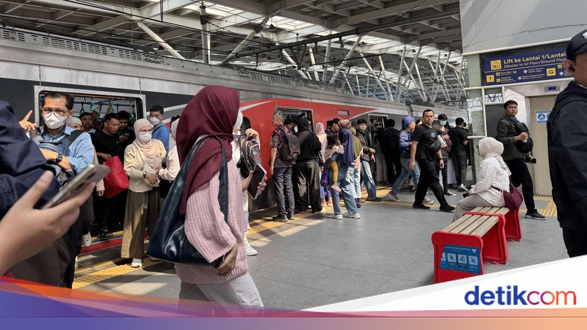 Commuters Resigned to Being Late for Work After Person Struck by KRL in Tebet