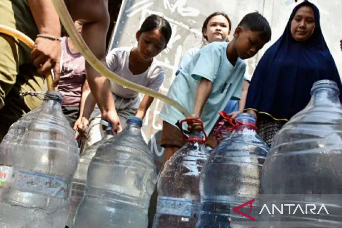 Karawang BPBD distributes 828,000 litres of clean water to 15 villages