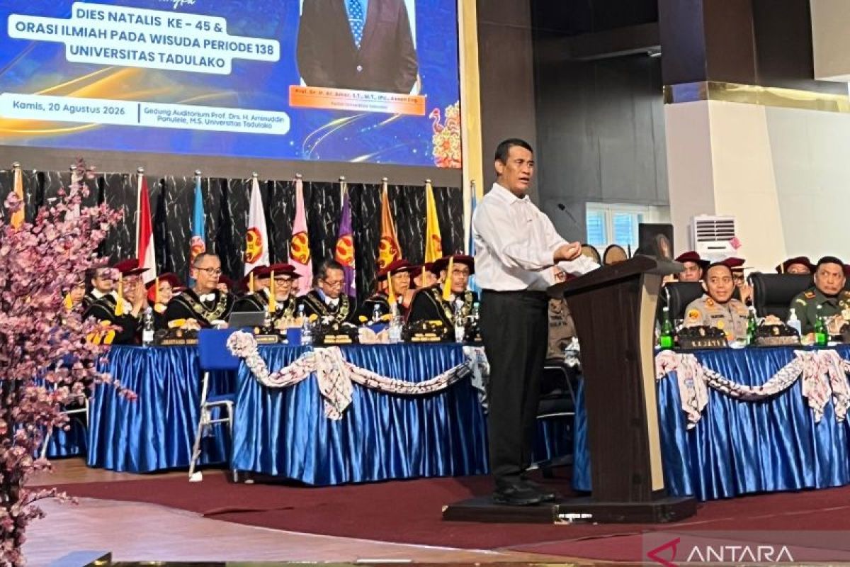 Indonesian Agriculture Minister motivates Tadulako University graduates to achieve success through hard work