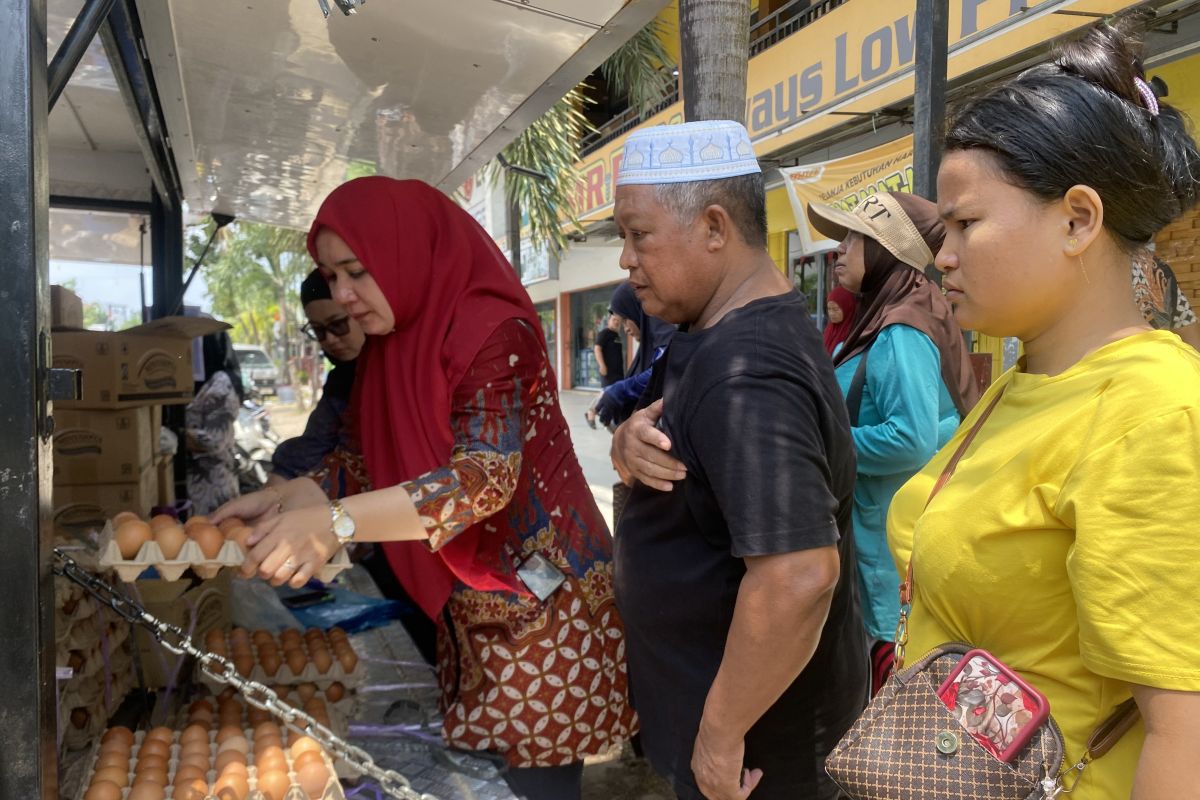 Batam Trade Office deploys mobile grocery van to meet residents' needs