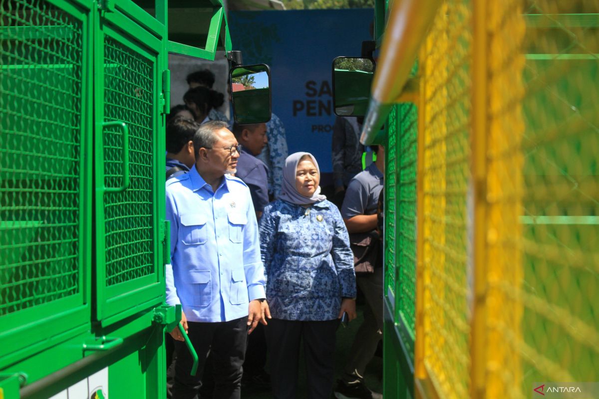 Zulhas hands over operational vehicles for Banyuwangi TPS3R