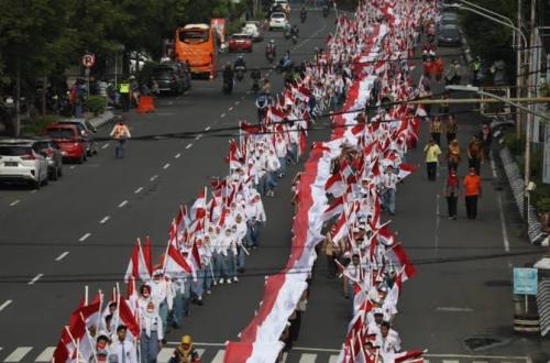 Red and White Parade Urges Young Generation to Preserve Unity and Tolerance