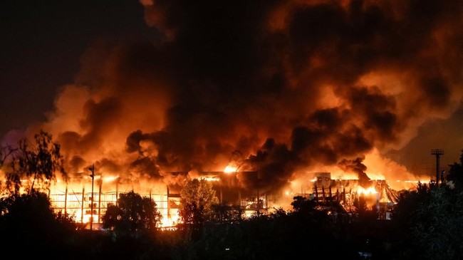 Putin Furious! Russian Ballistic Missiles Explode in Kyiv, People Trapped