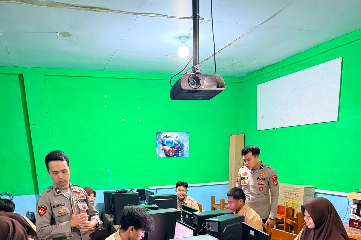 Tanjung Priok Police educate students on artificial intelligence utilisation