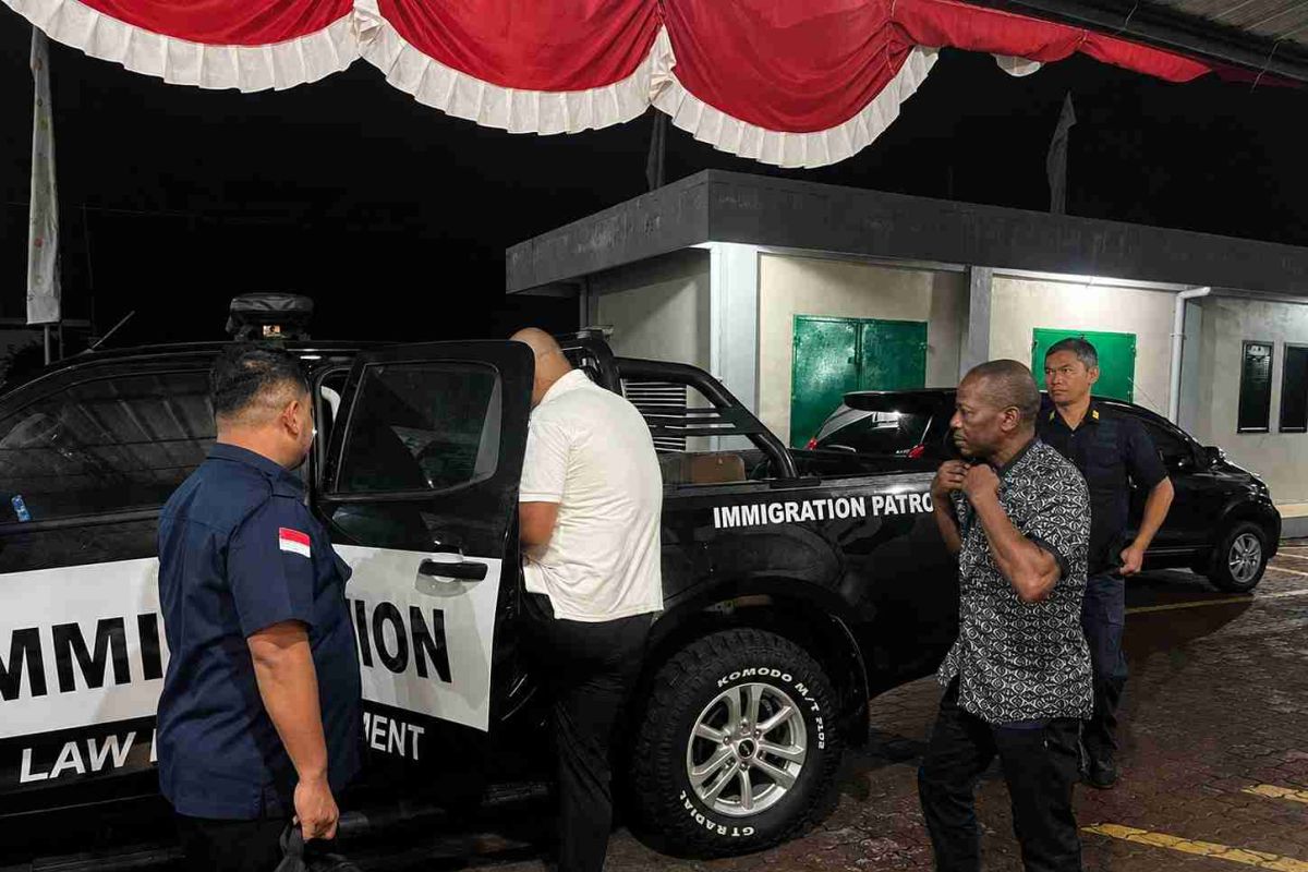 Two foreign nationals deported from Tanjungpinang for immigration violations
