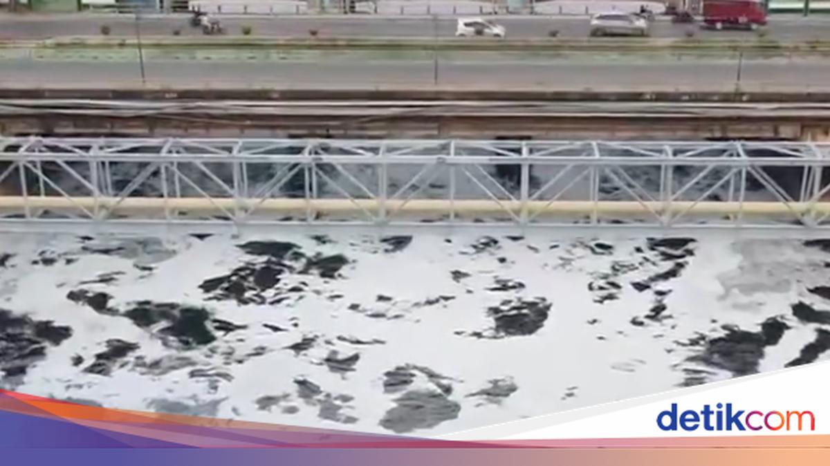Bekasi River Polluted Again, Water Turns Black and Foamy