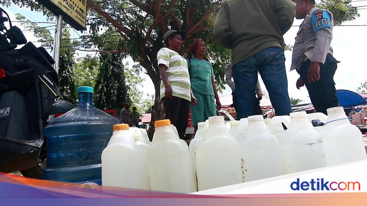 Nagekeo Earthquake Survivors Forced to Buy Clean Water at Rp 2,000 per Jerry Can
