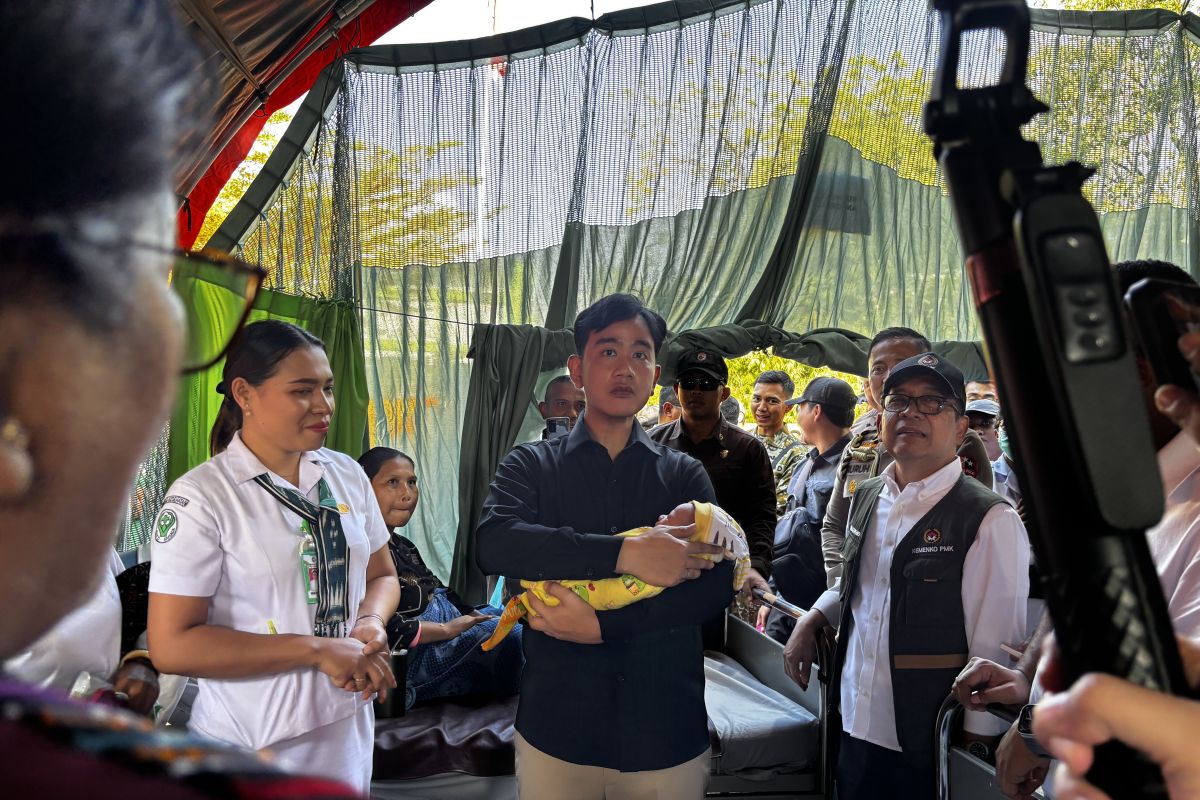 Gibran meets mothers and babies in emergency tents to ensure needs are met