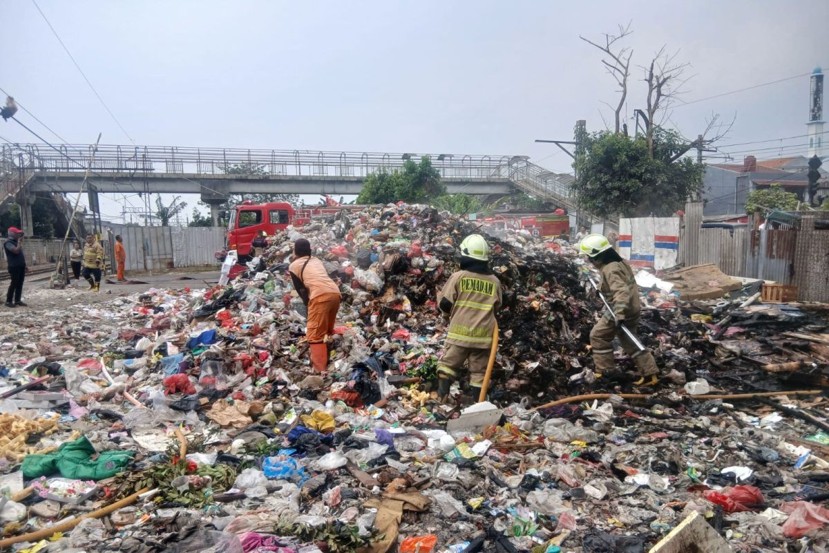 Gulkarmat extinguishes rubbish fire in Kampung Bahari, North Jakarta