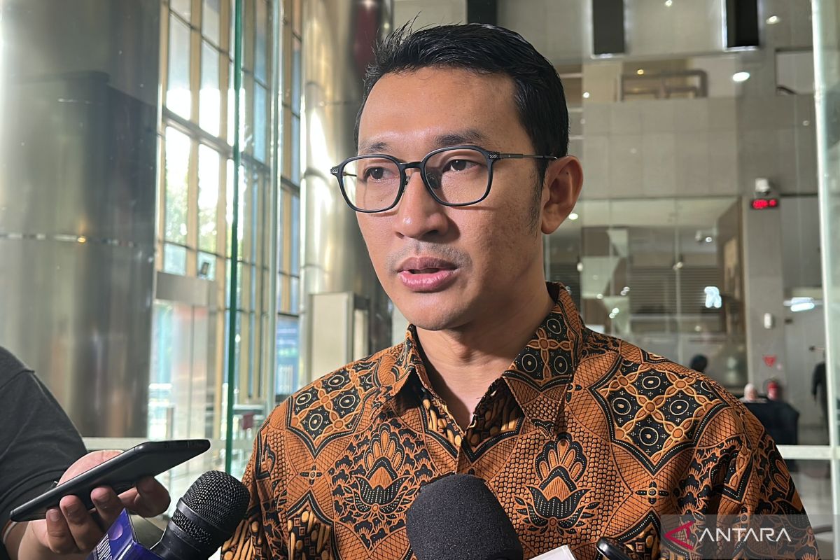 KPK examines two witnesses in alleged customs corruption case