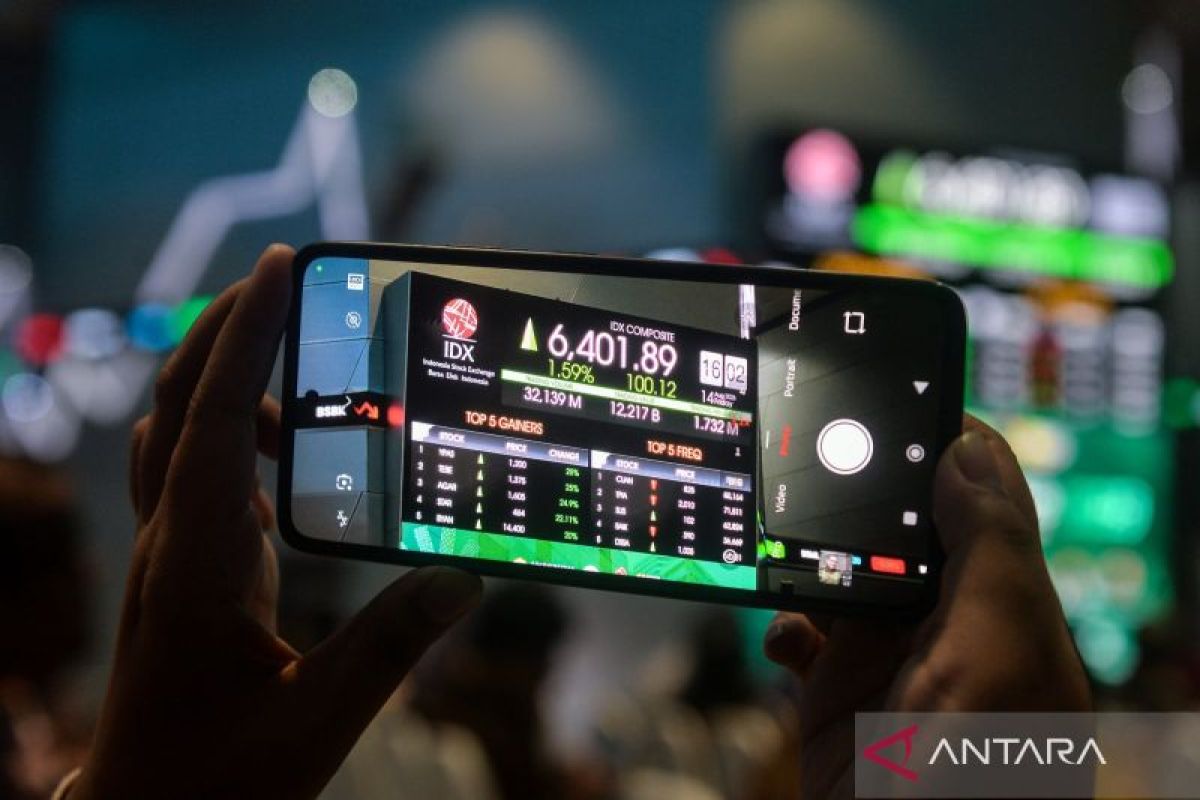 IHSG closes higher, tracking Asian and global markets