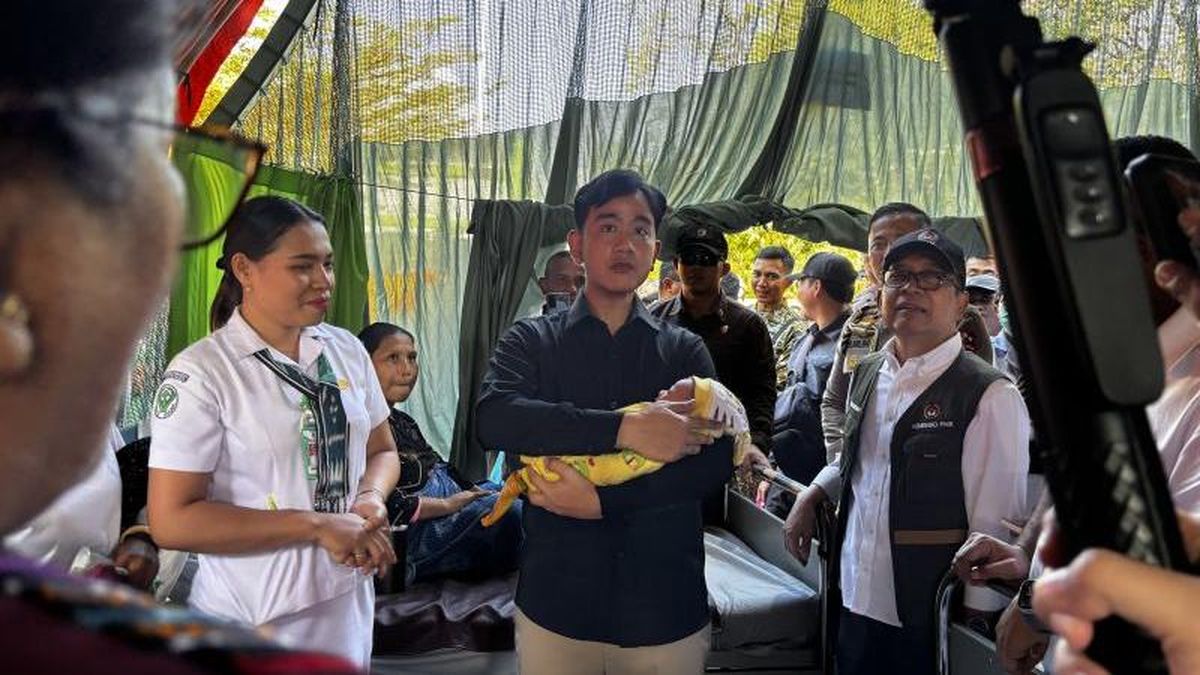 Visiting NTT Earthquake Evacuees, Gibran Cradles Baby in Treatment Tent