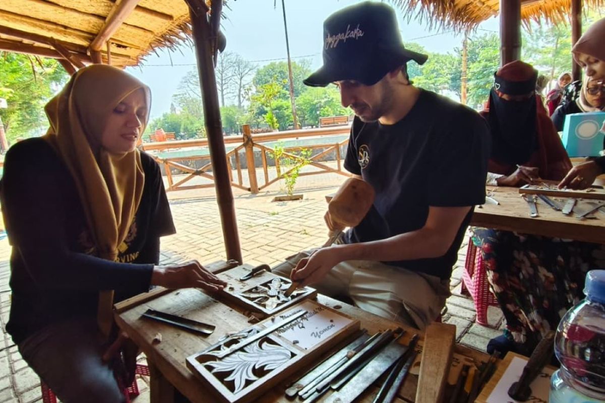 25 students from 14 countries learn Jepara wood carving