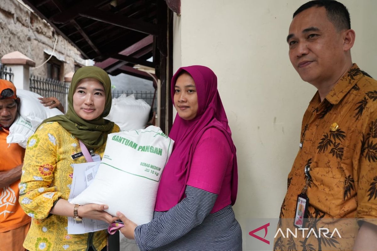 1,800 households in Sumur Batu receive second phase rice aid