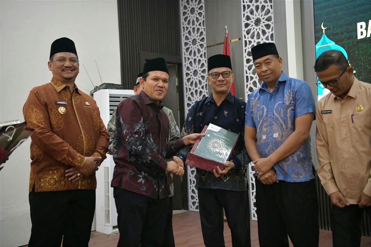 Aceh distributes 50,000 Qurans from Saudi Arabia to disaster-affected areas