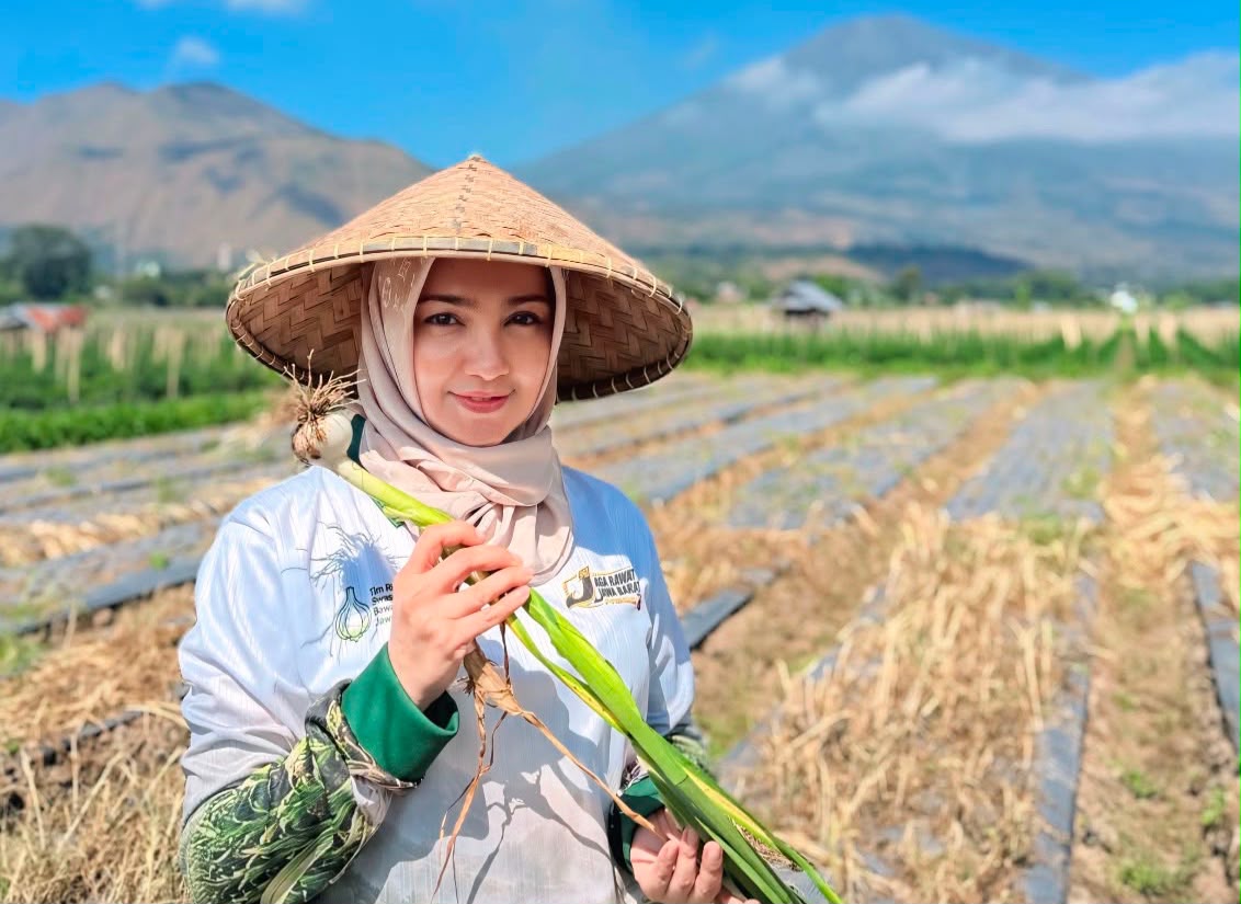 Riezka Rahmatiana Leads West Java Police Garlic Self-Sufficiency Research Team in Sembalun