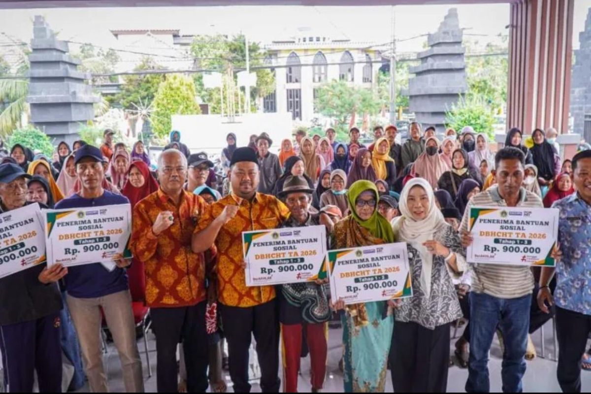 Gresik Regency Government distributes DBHCHT cash assistance and rice to 10,195 residents