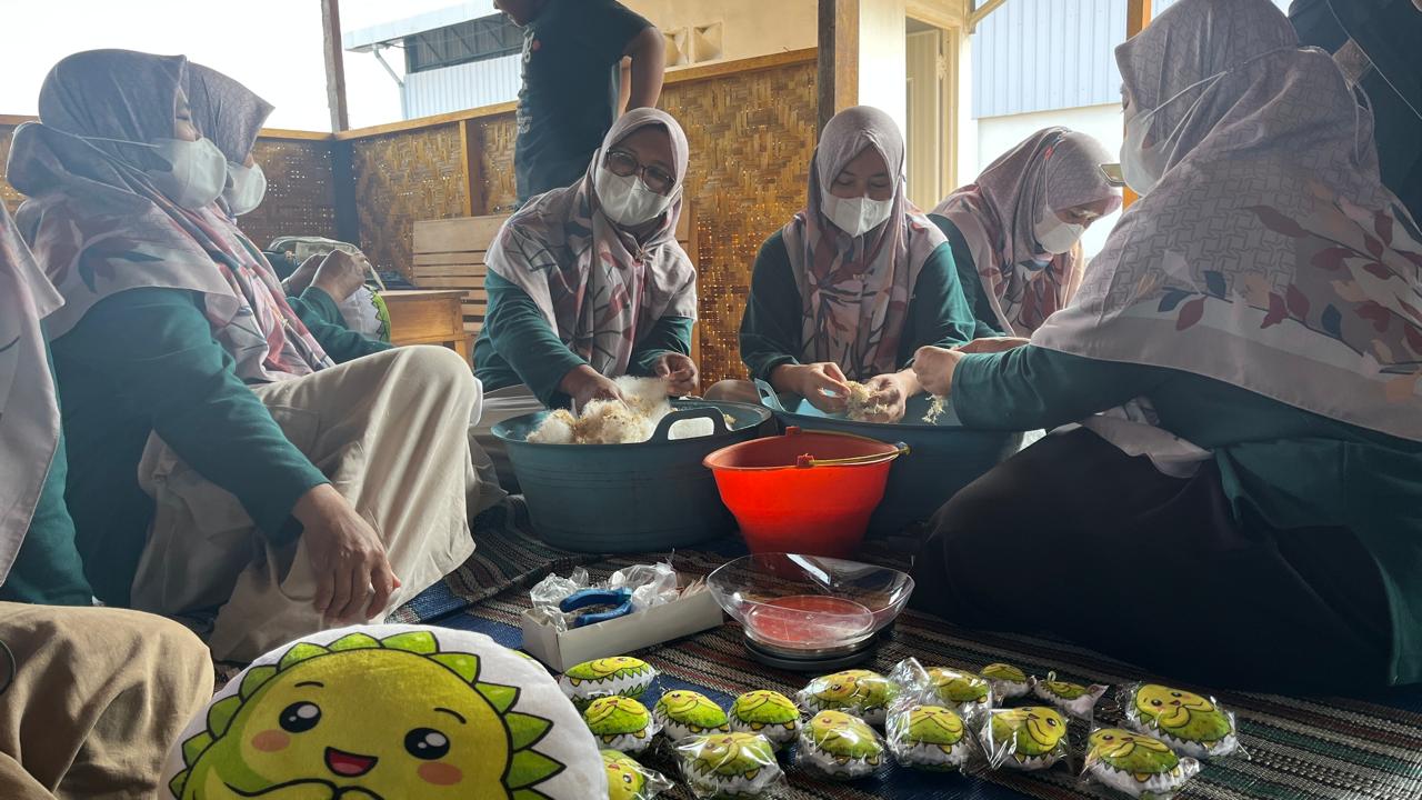 Alasmalang Residents Turn Durian Peel Waste into Economically Valuable Products