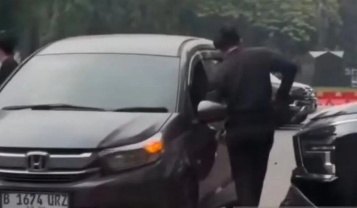Police Investigate Viral Video of Two Men Under Car in GBK Parking Area