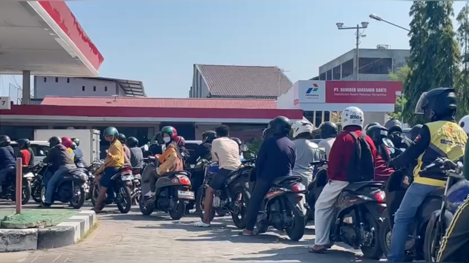 Pertamina accelerates fuel distribution in Palu to tackle long queues