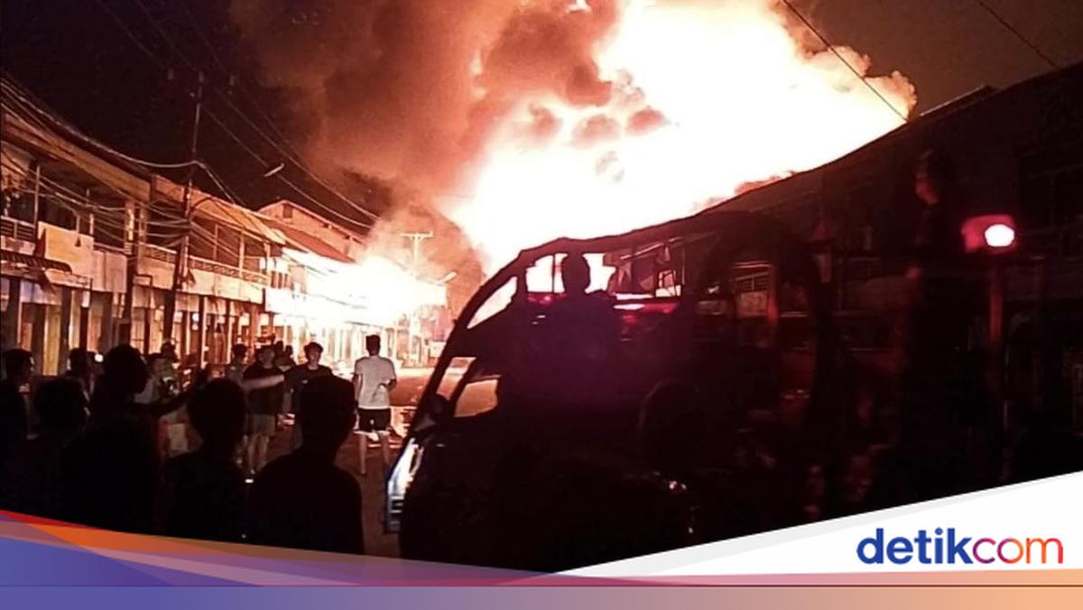 Massive Fire Engulfs Sungai Duri Market, Pontianak-Singkawang Route Paralysed