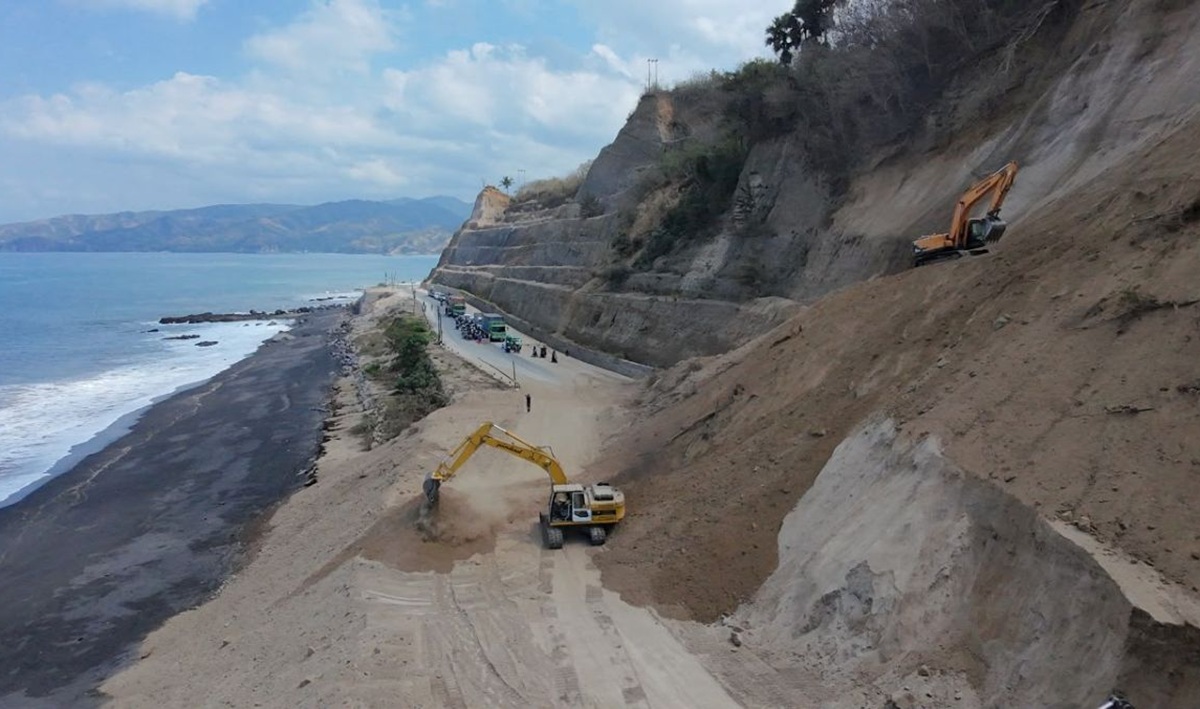 Trans Flores Access Reopens After Landslide Triggered by Earthquake