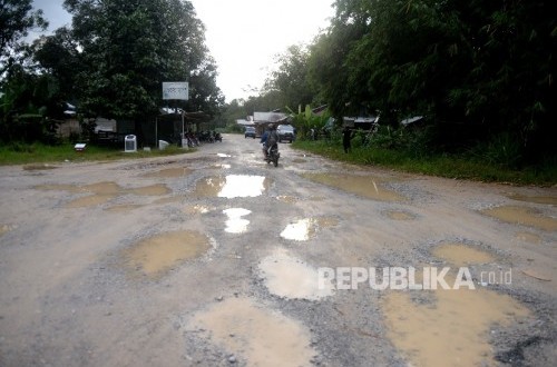 South Garut Residents Storm DPRD Building Protesting Banjarwangi Road Left Damaged for 11 Years