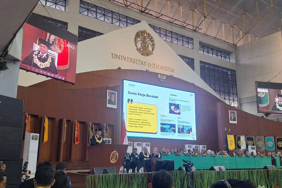 UI Rector reminds graduates to provide solutions and benefits for society