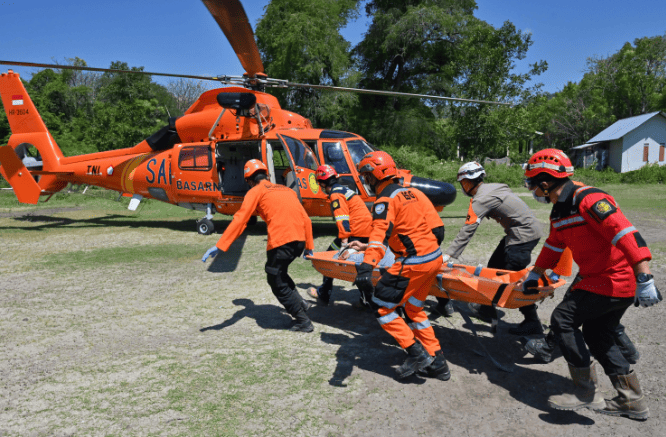 Seventh Day After NTT Earthquake, SAR Team Evacuates Two Critical Victims in East Manggarai